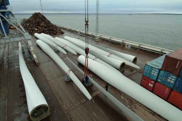 Transports of rotor blades for wind mills. The NeCF-Fund has invested in wind power in China.