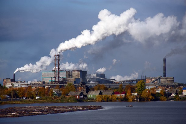 The pulp and paper mill in Novodvinsk is classified as an environmental hot spot. Photo: Patrik Rastenberger