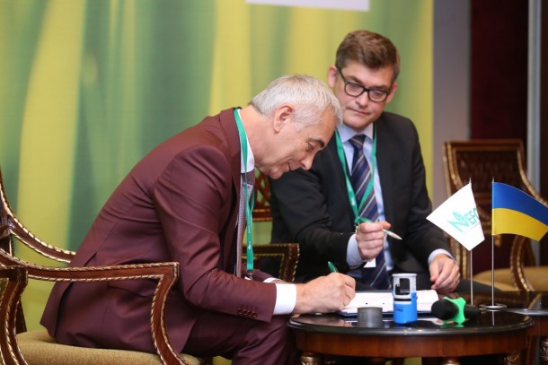 Managing Director Magnus Rystedt signing the financing agreement with Victor Dreval from the City Council of Dobropillya. Photo: Andriy Umanskyi