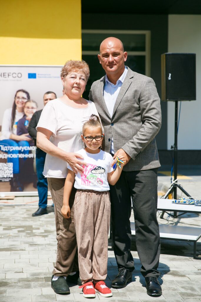Svitlana with her granddaughter and mayor of Chortkiv