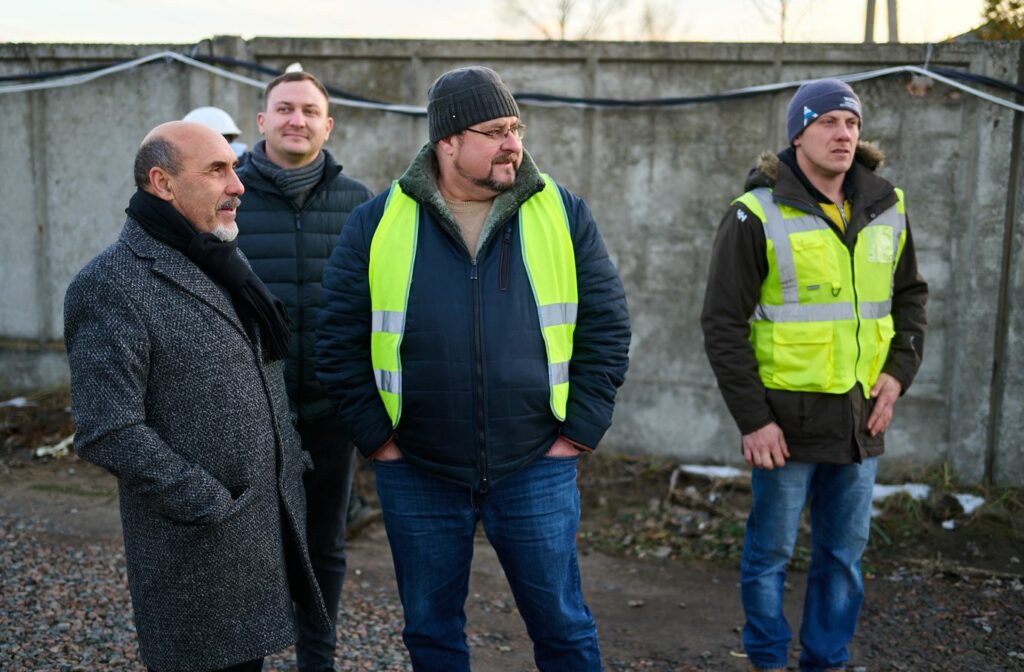 Фото: Зліва у першому ряду Петро Перевозник, голова Немішаївської громади та Віктор Зборовський, заступник директора компанії KSM Group та керівник проєкту, відвідують відремонтовані насосні станції в Немішаєвому.